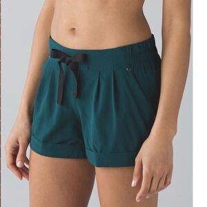 Lululemon Spring Break Away Shorts 3” Size 10 Women’s Deep Green W7E81S